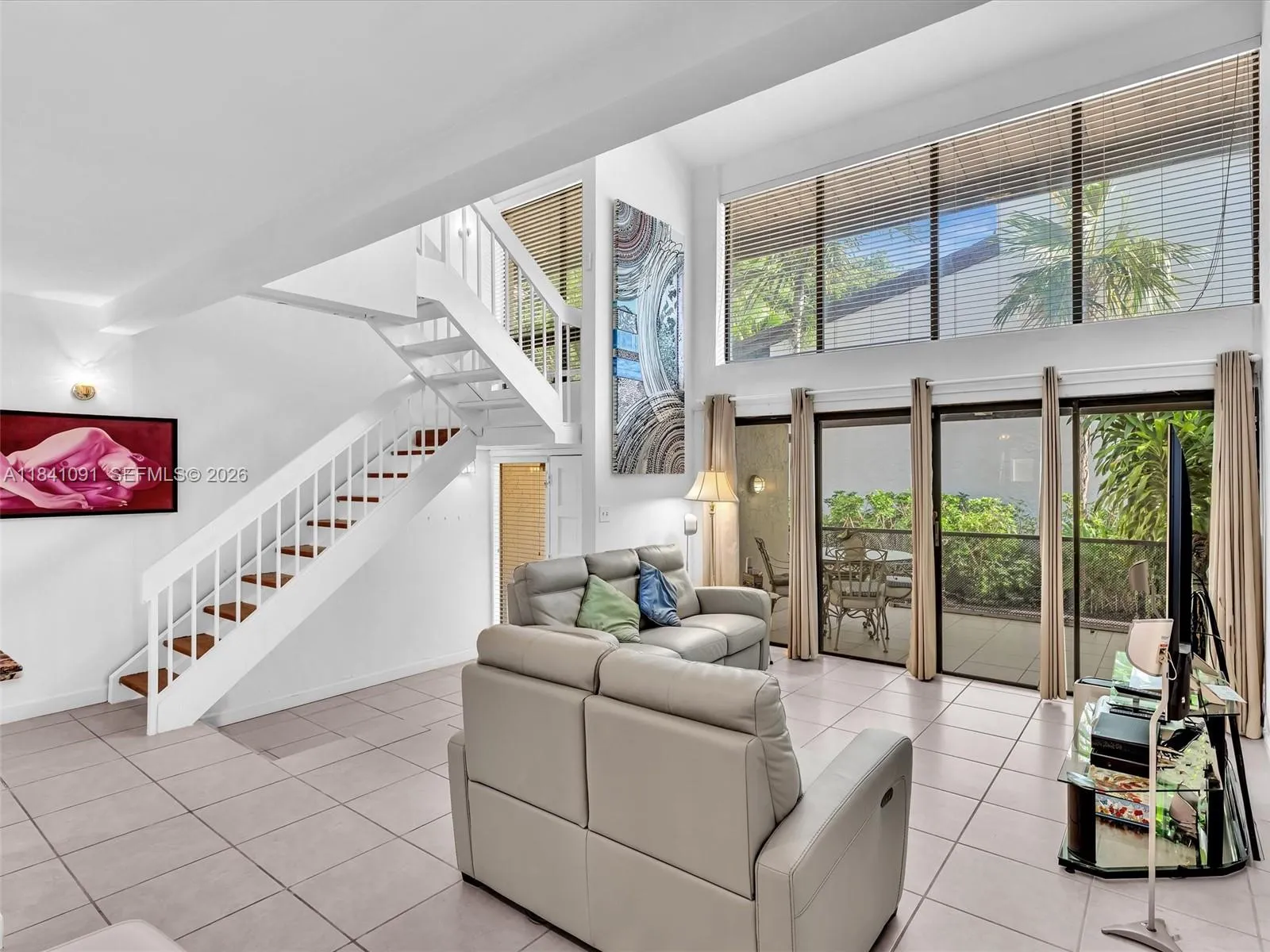 Ample Living Room area, with Volume ceiling