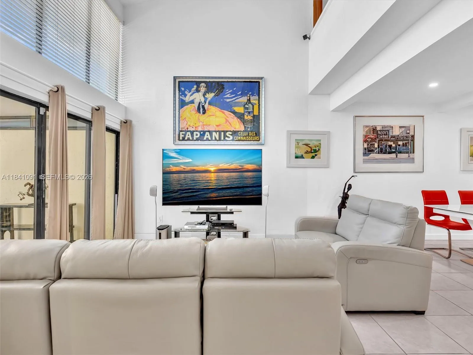 Ample Living Room area, with Volume ceiling