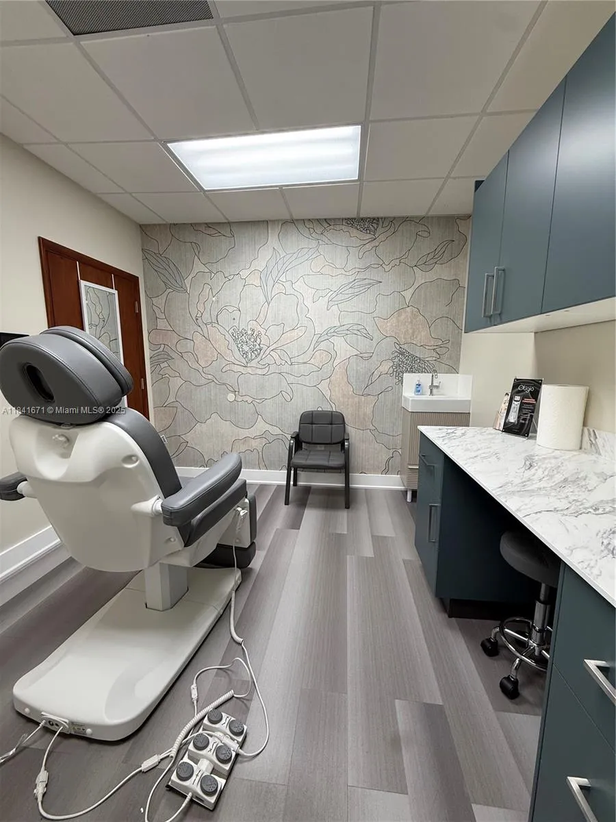 1911 Harrison St 5, Hollywood, Florida 33020, Hollywood, Florida 33020, ,Commercial Lease,For Rent,1911 Harrison St 5, Hollywood, Florida 33020,A11841671