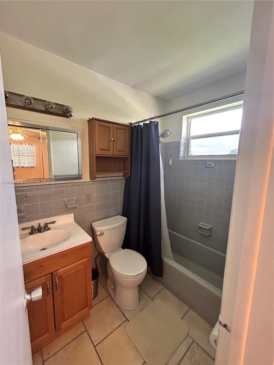1717 Rodman St 15, Hollywood, Florida 33020, Hollywood, Florida 33020, 1 Bedroom Bedrooms, ,1 BathroomBathrooms,Residential,For Sale,1717 Rodman St 15, Hollywood, Florida 33020,A11840002