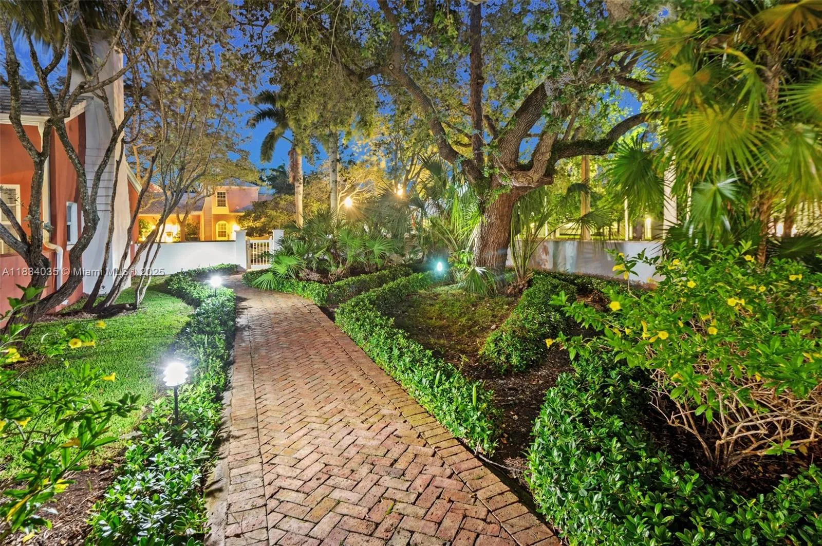 568 Loretto Ave 11, Coral Gables, Florida 33146, Coral Gables, Florida 33146, 3 Bedrooms Bedrooms, ,3 BathroomsBathrooms,Residential,For Sale,568 Loretto Ave 11, Coral Gables, Florida 33146,A11834035