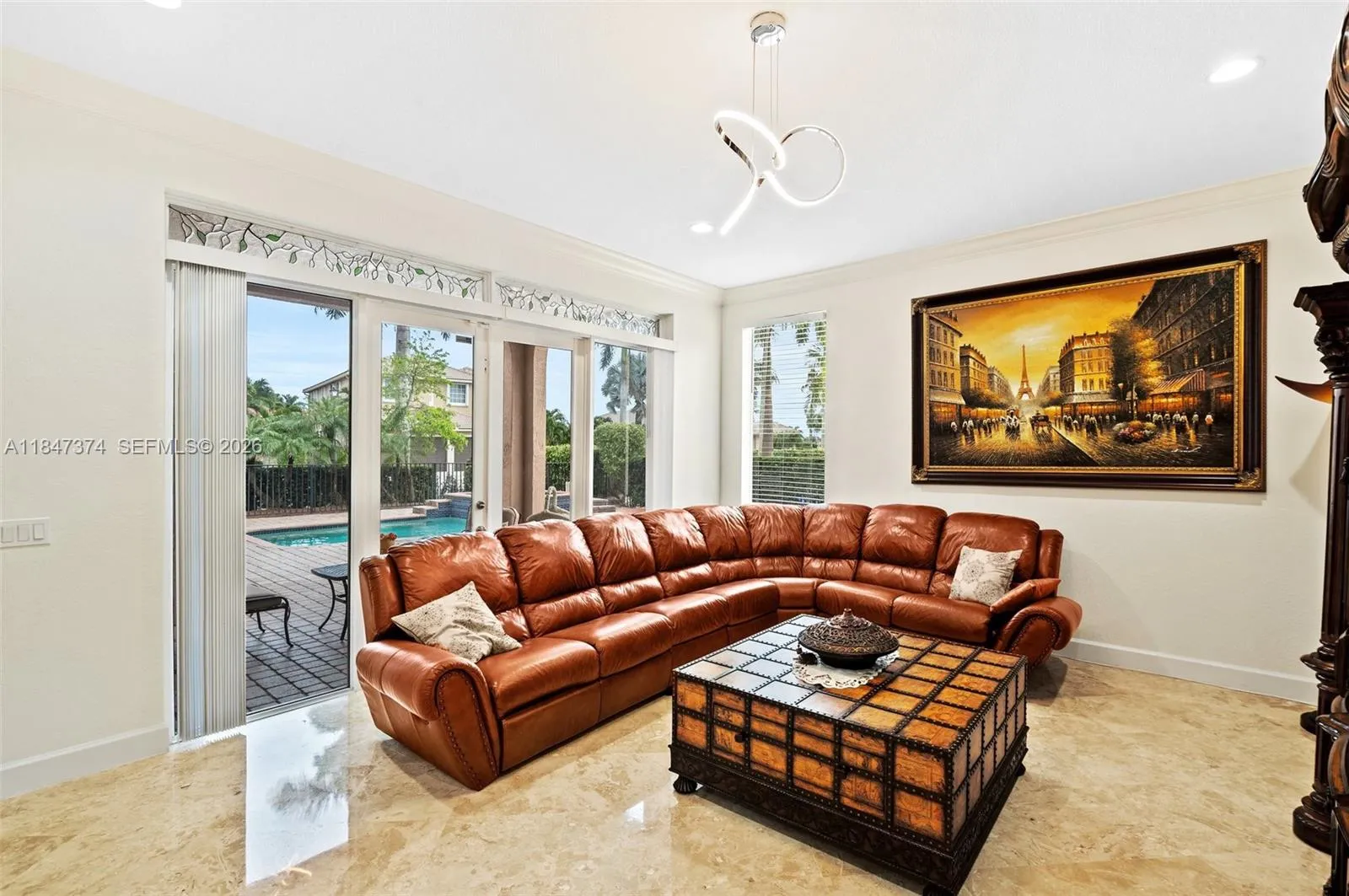 LARGE FAMILY ROOM