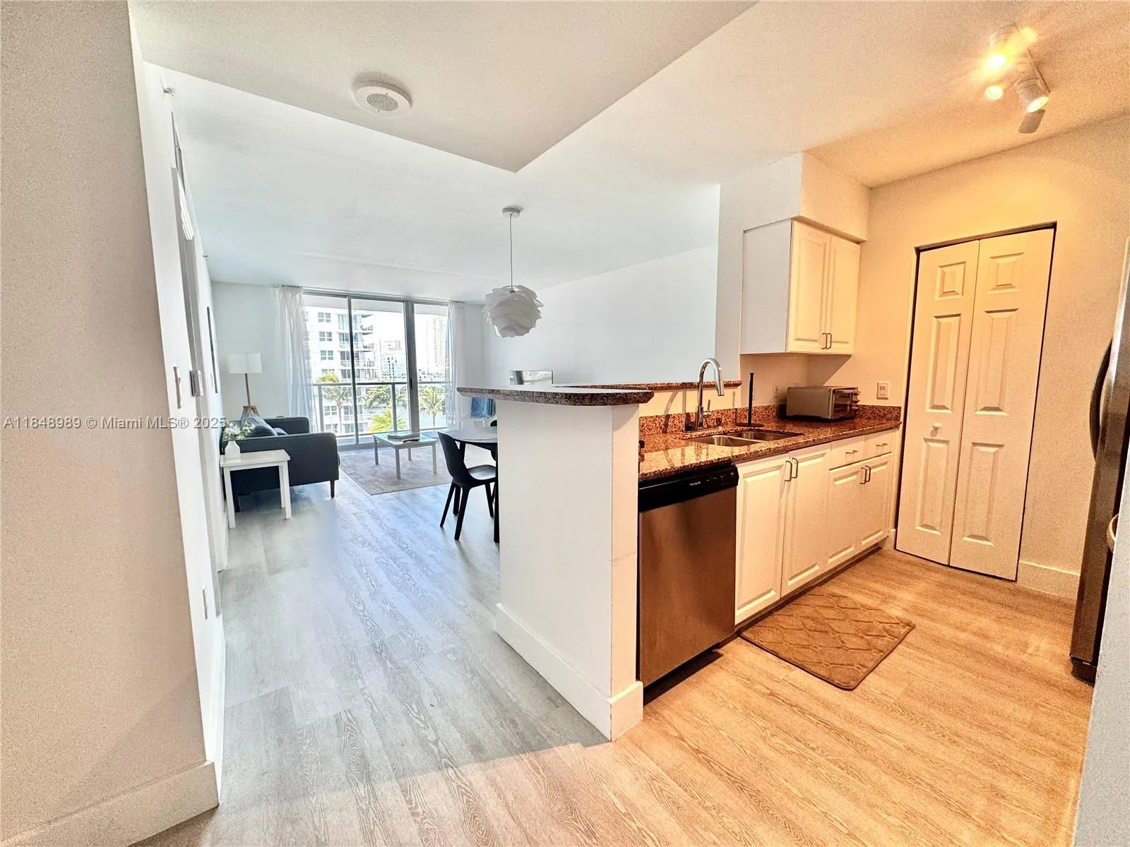 1155 Brickell Bay Dr 906, Miami, Florida 33131, Miami, Florida 33131, 1 Bedroom Bedrooms, ,1 BathroomBathrooms,Residential,For Sale,1155 Brickell Bay Dr 906, Miami, Florida 33131,A11848989