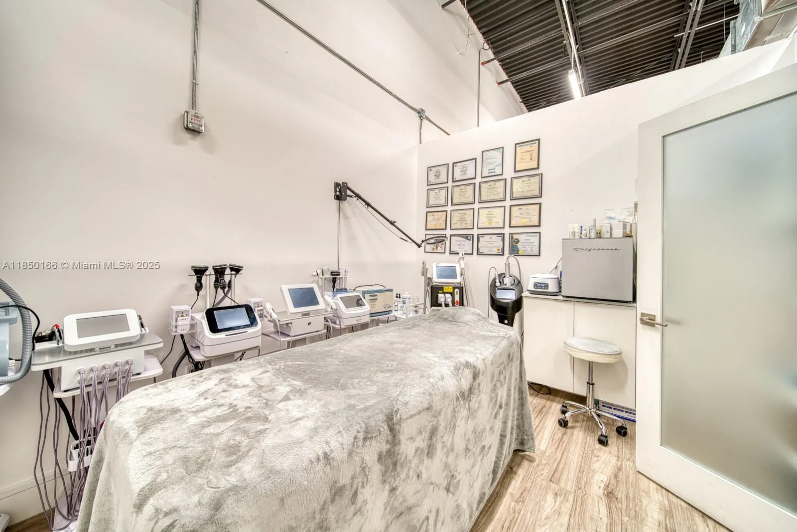 Full Service Salon Suite For Sale In Hialeah Garde, Hialeah, Florida 33016, ,Business Opportunity,For Sale,Full Service Salon Suite For Sale In Hialeah Garde,A11850166