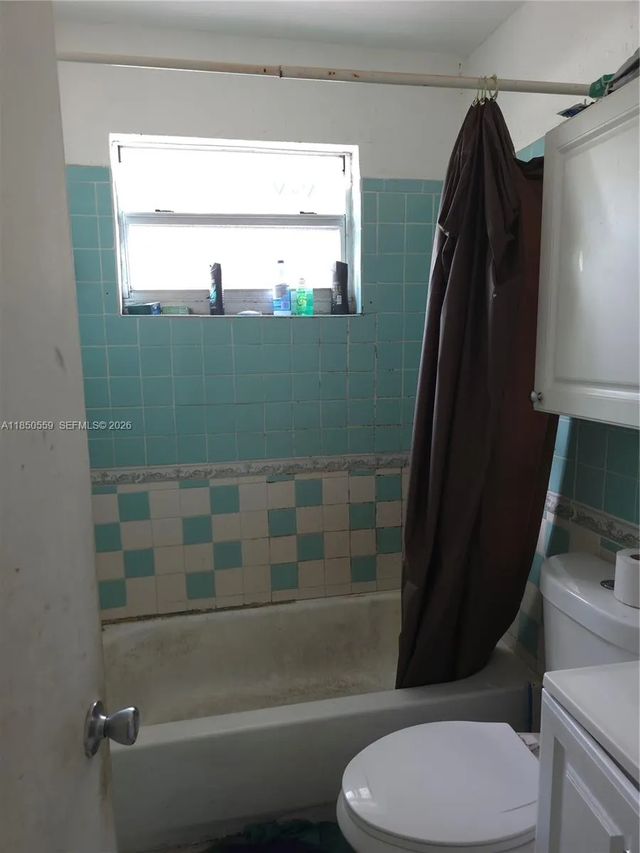 Unit 3/1 Bathroom