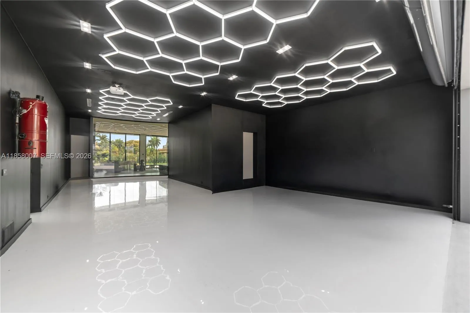 979 Sq Ft garage