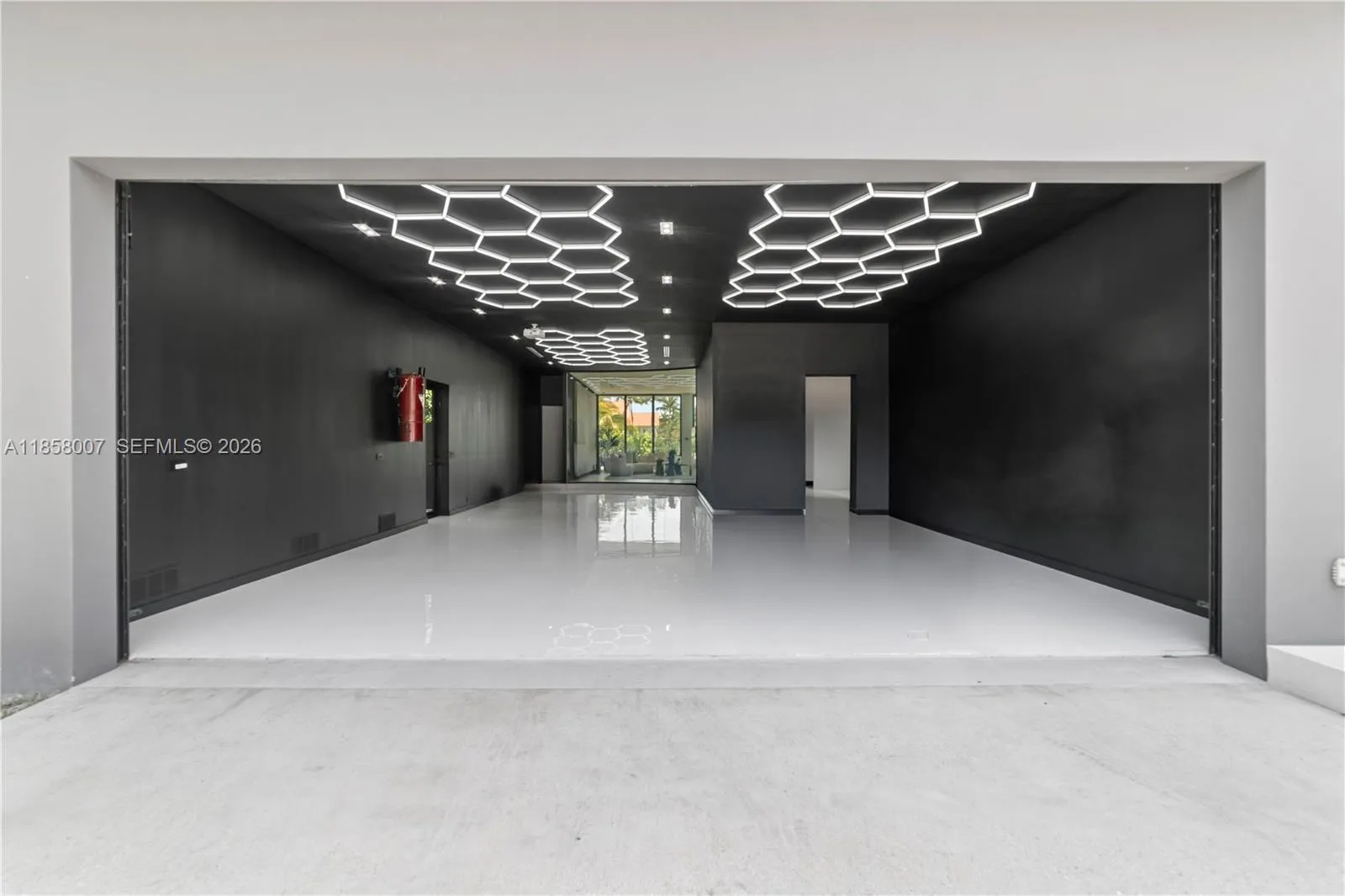 garage for 3 big cars or 4 medium cars