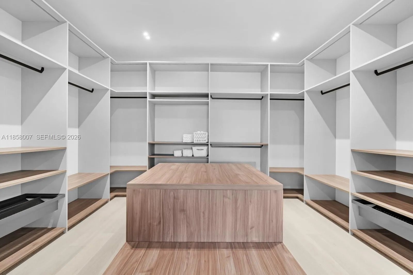 Master B. \r\nwalk-in closet