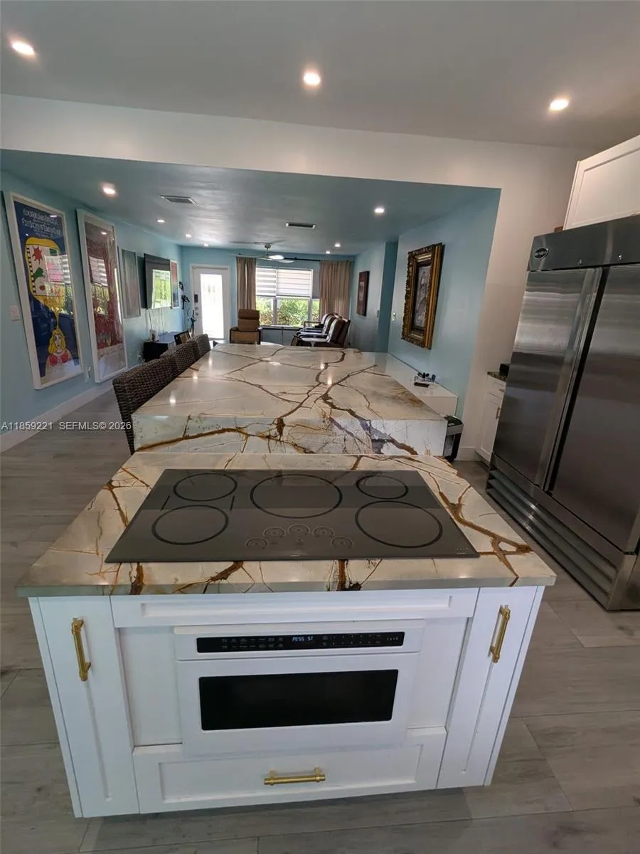 Coordinated white fixtures blend seamlessly with the cabinets, accented by charming handles and light fixtures that highlight their appeal.