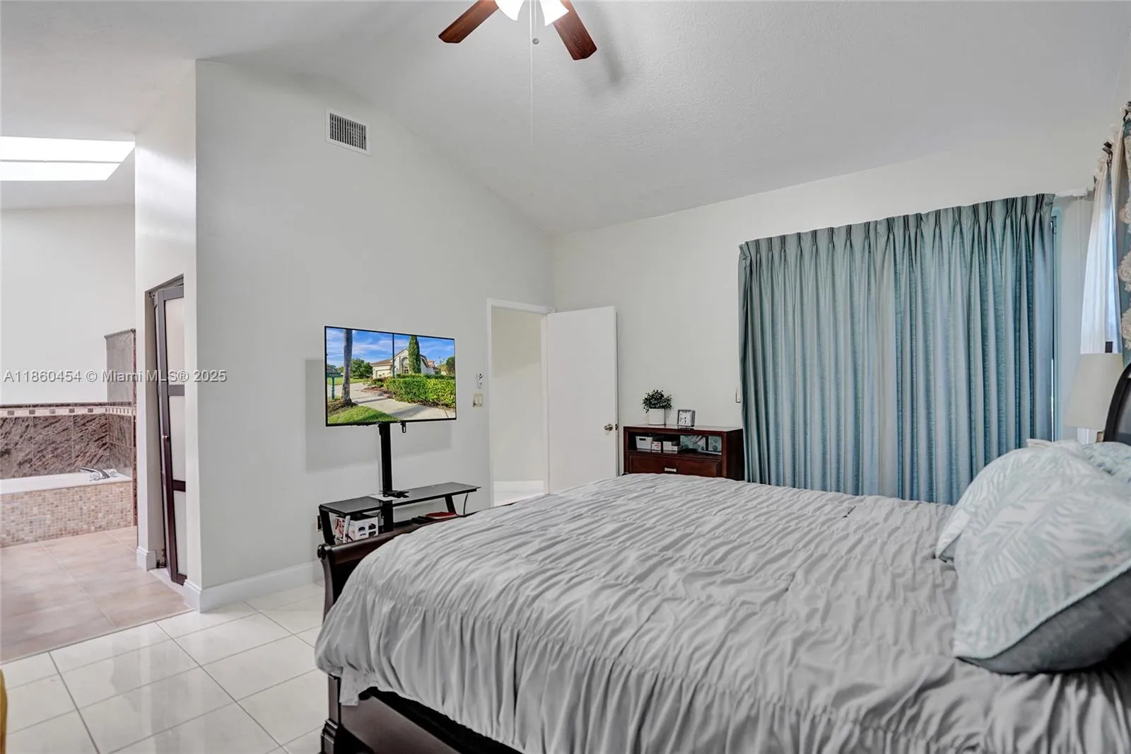 1485 W Lacosta Dr W, Pembroke Pines, Florida 33027, Pembroke Pines, Florida 33027, 4 Bedrooms Bedrooms, ,2 BathroomsBathrooms,Residential,For Sale,1485 W Lacosta Dr W, Pembroke Pines, Florida 33027,A11860454