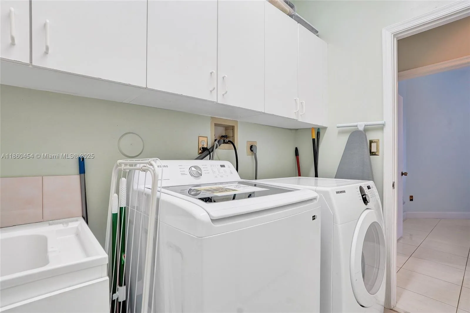 1485 W Lacosta Dr W, Pembroke Pines, Florida 33027, Pembroke Pines, Florida 33027, 4 Bedrooms Bedrooms, ,2 BathroomsBathrooms,Residential,For Sale,1485 W Lacosta Dr W, Pembroke Pines, Florida 33027,A11860454