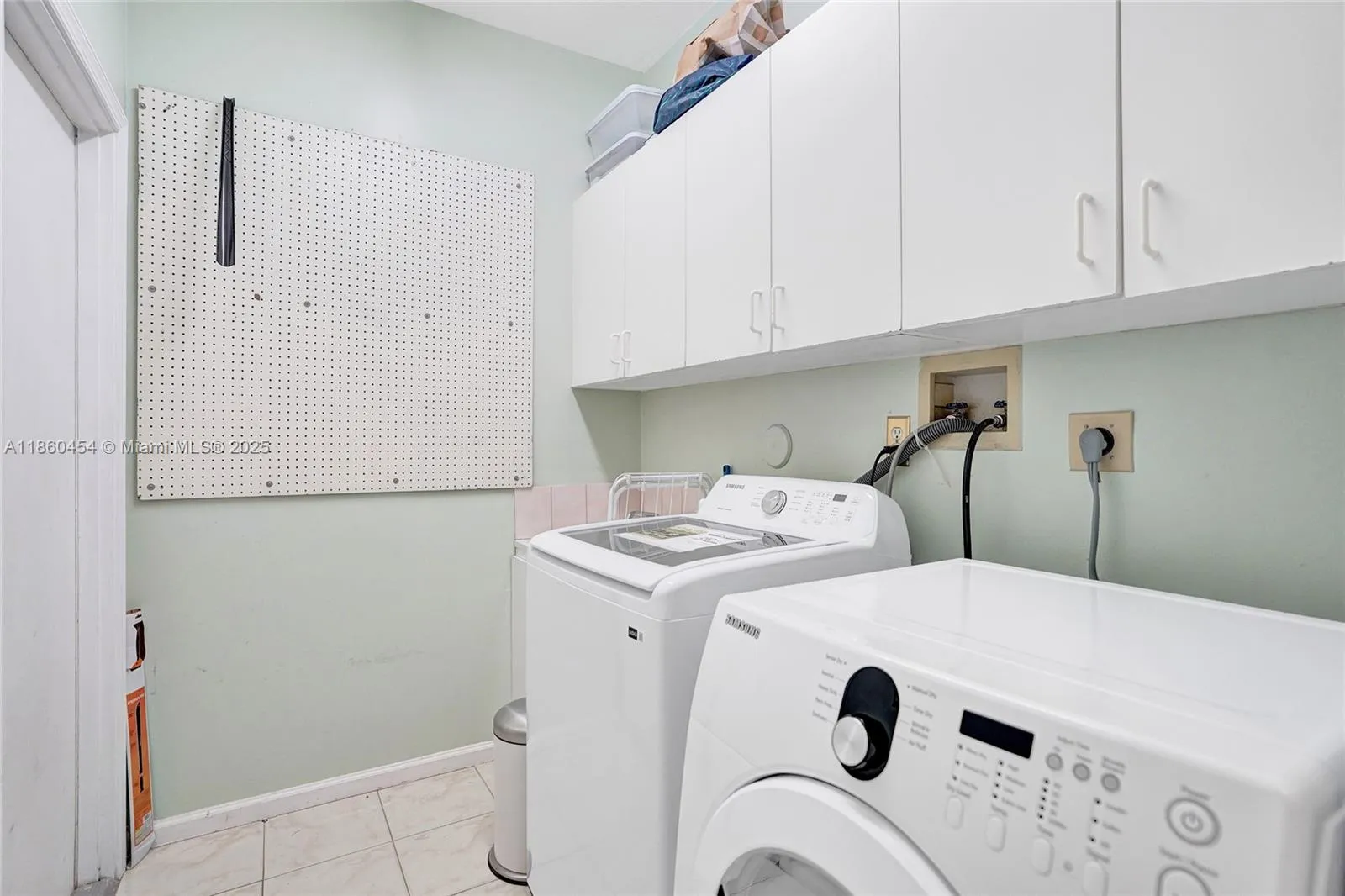 1485 W Lacosta Dr W, Pembroke Pines, Florida 33027, Pembroke Pines, Florida 33027, 4 Bedrooms Bedrooms, ,2 BathroomsBathrooms,Residential,For Sale,1485 W Lacosta Dr W, Pembroke Pines, Florida 33027,A11860454