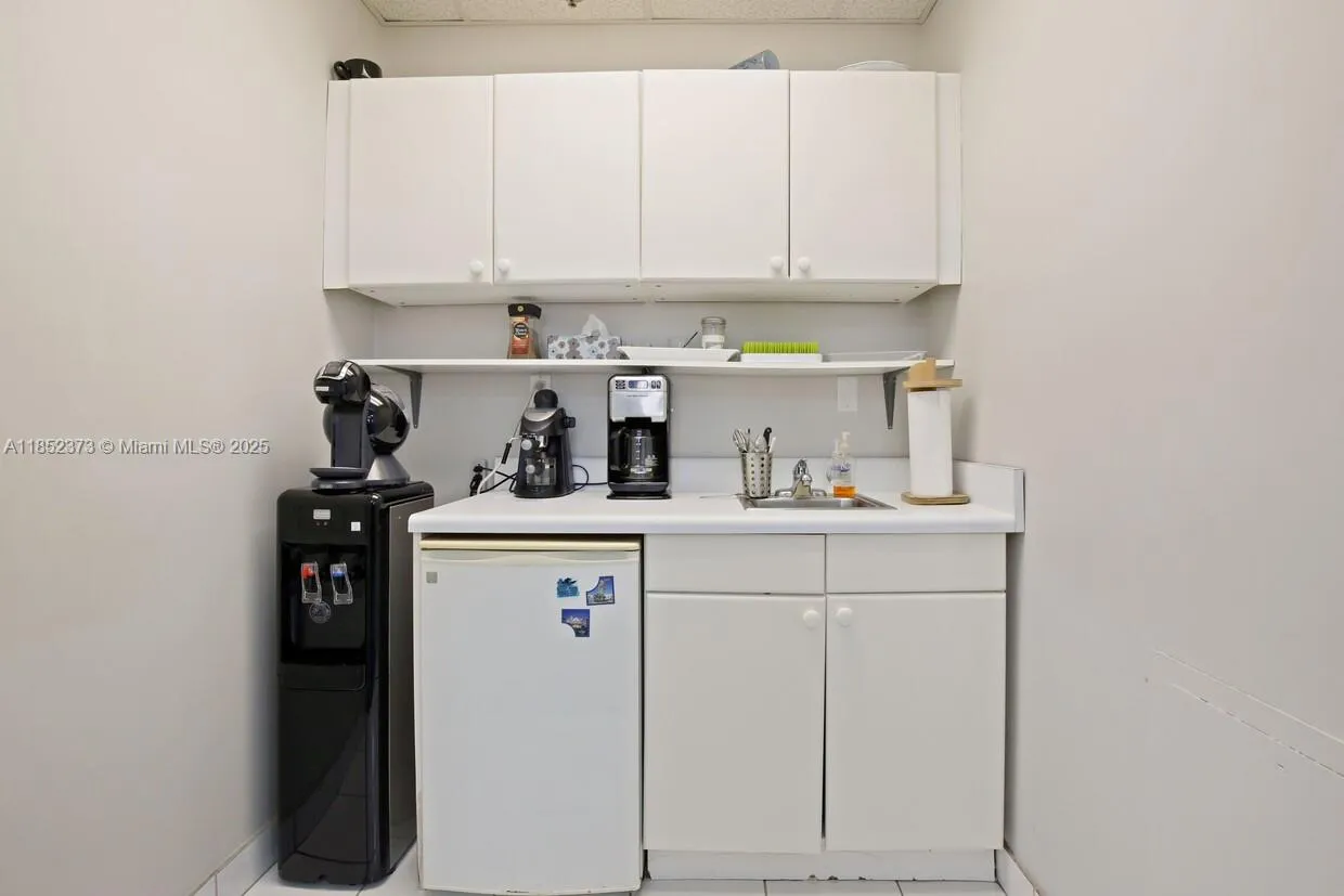 168 Se 1st St 9, Miami, Florida 33131, Miami, Florida 33131, ,Commercial Lease,For Rent,168 Se 1st St 9, Miami, Florida 33131,A11852373