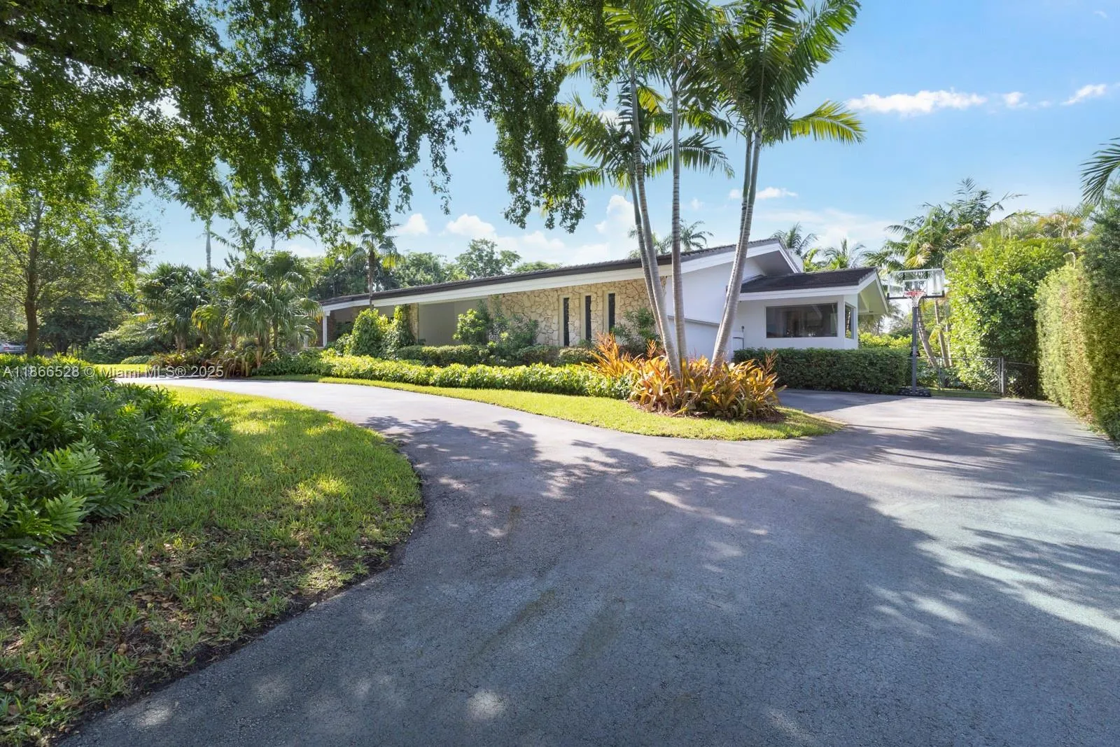 5780 Las Palmas Dr, Coral Gables, Florida 33156, Coral Gables, Florida 33156, 4 Bedrooms Bedrooms, ,3 BathroomsBathrooms,Residential,For Sale,5780 Las Palmas Dr, Coral Gables, Florida 33156,A11866528