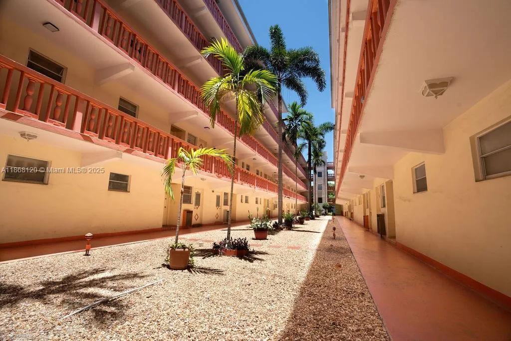 215 Se 3rd Ave 401d, Hallandale Beach, Florida 330, Hallandale Beach, Florida 33009, 1 Bedroom Bedrooms, ,1 BathroomBathrooms,Residential,For Sale,215 Se 3rd Ave 401d, Hallandale Beach, Florida 330,A11868120