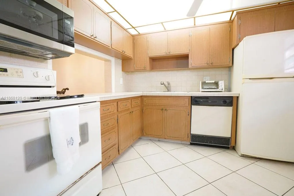 215 Se 3rd Ave 401d, Hallandale Beach, Florida 330, Hallandale Beach, Florida 33009, 1 Bedroom Bedrooms, ,1 BathroomBathrooms,Residential,For Sale,215 Se 3rd Ave 401d, Hallandale Beach, Florida 330,A11868120