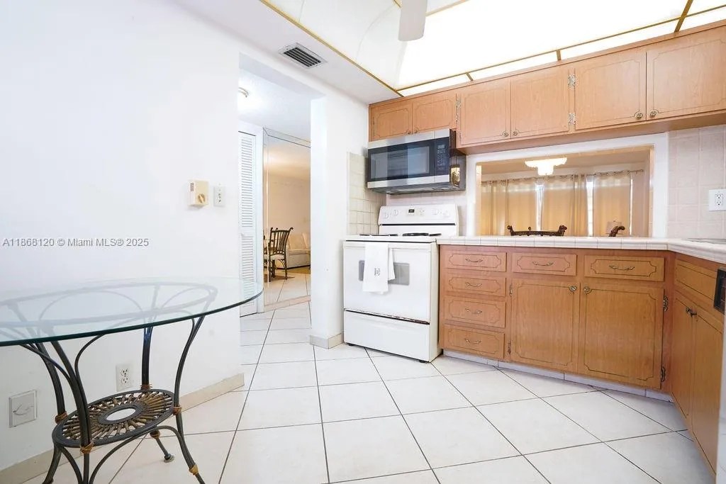 215 Se 3rd Ave 401d, Hallandale Beach, Florida 330, Hallandale Beach, Florida 33009, 1 Bedroom Bedrooms, ,1 BathroomBathrooms,Residential,For Sale,215 Se 3rd Ave 401d, Hallandale Beach, Florida 330,A11868120