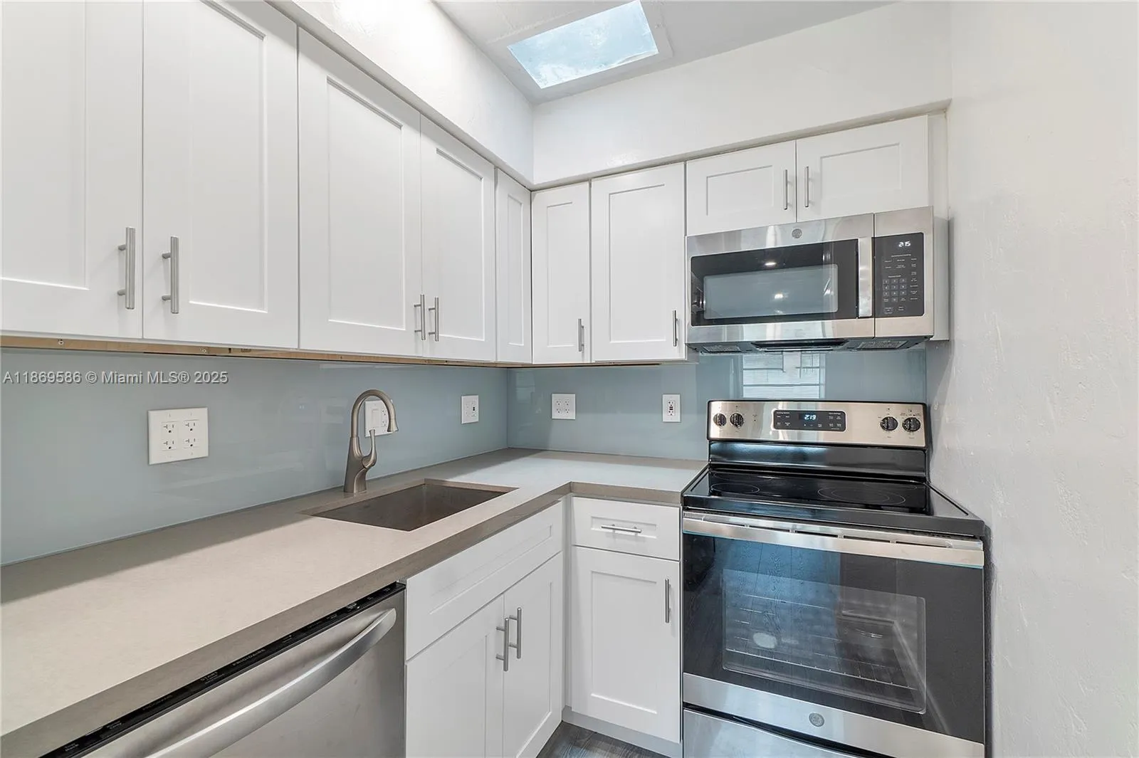2901 Polk St 5, Hollywood, Florida 33020, Hollywood, Florida 33020, 1 Bedroom Bedrooms, ,1 BathroomBathrooms,Residential,For Sale,2901 Polk St 5, Hollywood, Florida 33020,A11869586