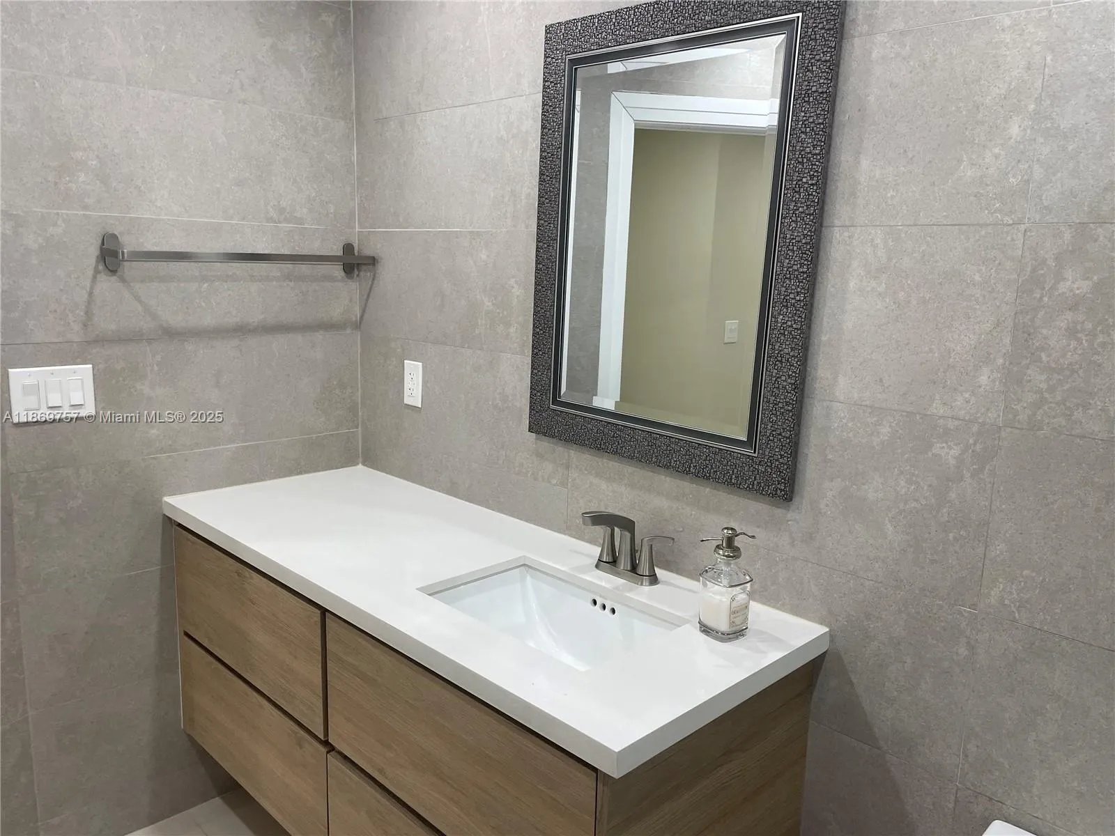 5002 Sheridan St 1, Hollywood, Florida 33021, Hollywood, Florida 33021, 3 Bedrooms Bedrooms, ,2 BathroomsBathrooms,Residential,For Sale,5002 Sheridan St 1, Hollywood, Florida 33021,A11869757