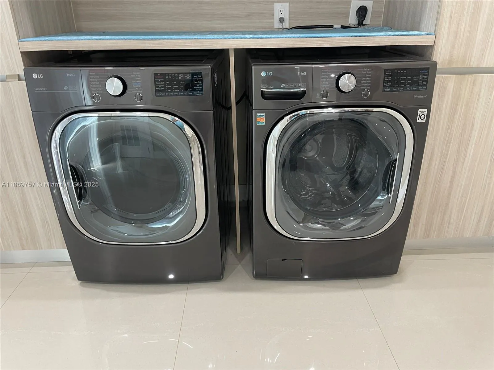 5002 Sheridan St 1, Hollywood, Florida 33021, Hollywood, Florida 33021, 3 Bedrooms Bedrooms, ,2 BathroomsBathrooms,Residential,For Sale,5002 Sheridan St 1, Hollywood, Florida 33021,A11869757