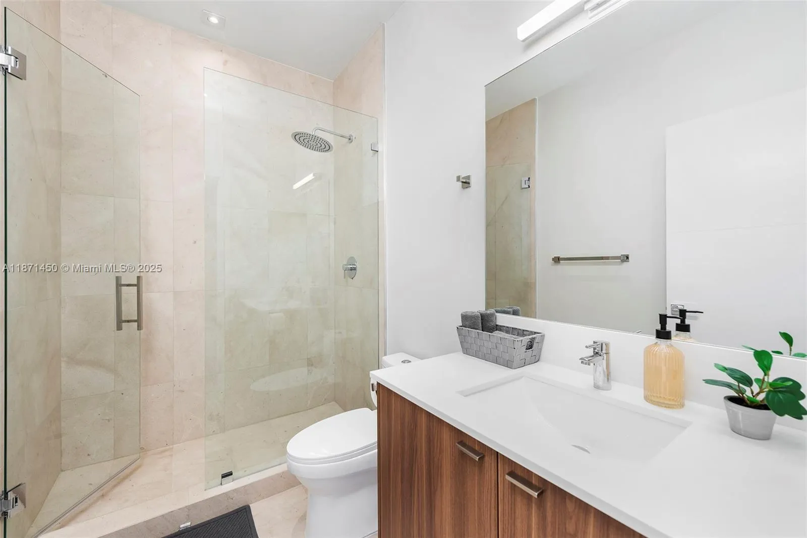 850 Washington St, Hollywood, Florida 33019, Hollywood, Florida 33019, 5 Bedrooms Bedrooms, ,6 BathroomsBathrooms,Residential Lease,For Rent,850 Washington St, Hollywood, Florida 33019,A11871450