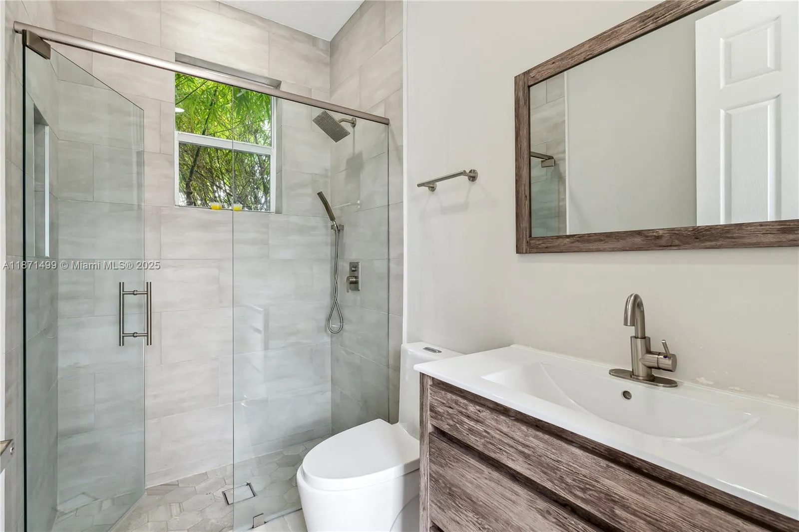 1371 Victoria Isle Dr, Weston, Florida 33327, Weston, Florida 33327, 5 Bedrooms Bedrooms, ,5 BathroomsBathrooms,Residential,For Sale,1371 Victoria Isle Dr, Weston, Florida 33327,A11871499