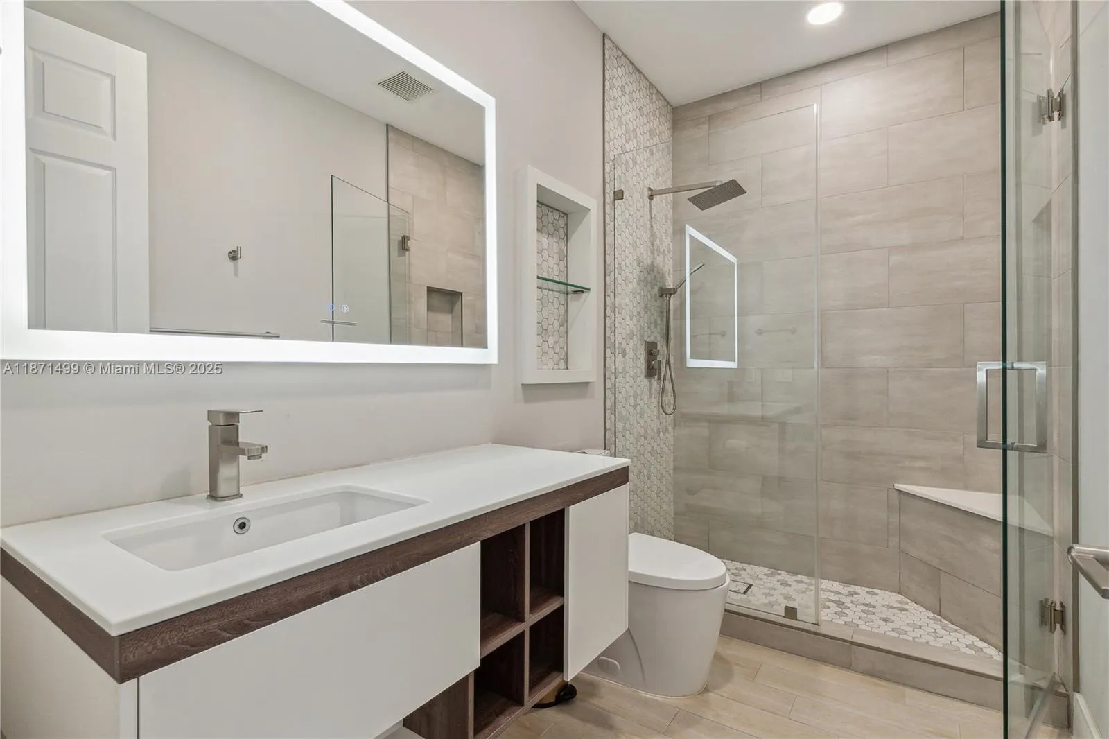 1371 Victoria Isle Dr, Weston, Florida 33327, Weston, Florida 33327, 5 Bedrooms Bedrooms, ,5 BathroomsBathrooms,Residential,For Sale,1371 Victoria Isle Dr, Weston, Florida 33327,A11871499