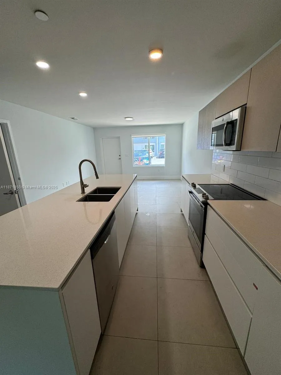 2555 Ne 193rd St 2106, Miami, Florida 33180, Miami, Florida 33180, 3 Bedrooms Bedrooms, ,2 BathroomsBathrooms,Residential,For Sale,2555 Ne 193rd St 2106, Miami, Florida 33180,A11871850