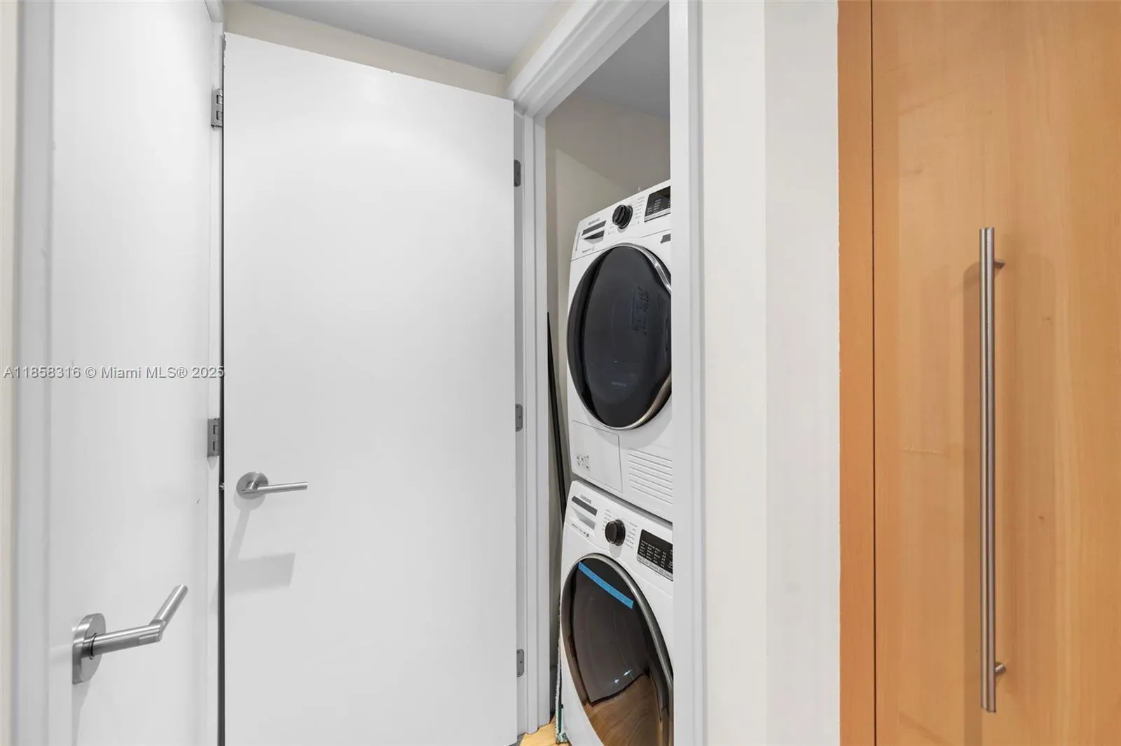 6801 Collins Ave Door1409 (deed 1401), Miami Beach, Miami Beach, Florida 33141, 2 Bedrooms Bedrooms, ,2 BathroomsBathrooms,Residential,For Sale,6801 Collins Ave Door1409 (deed 1401), Miami Beach,A11858316