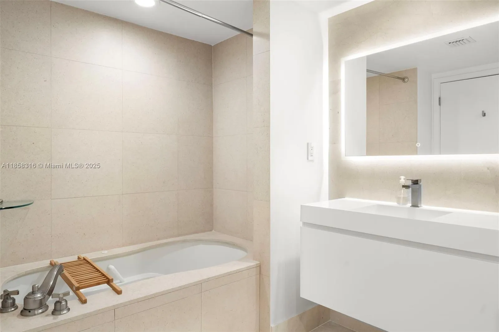 6801 Collins Ave Door1409 (deed 1401), Miami Beach, Miami Beach, Florida 33141, 2 Bedrooms Bedrooms, ,2 BathroomsBathrooms,Residential,For Sale,6801 Collins Ave Door1409 (deed 1401), Miami Beach,A11858316