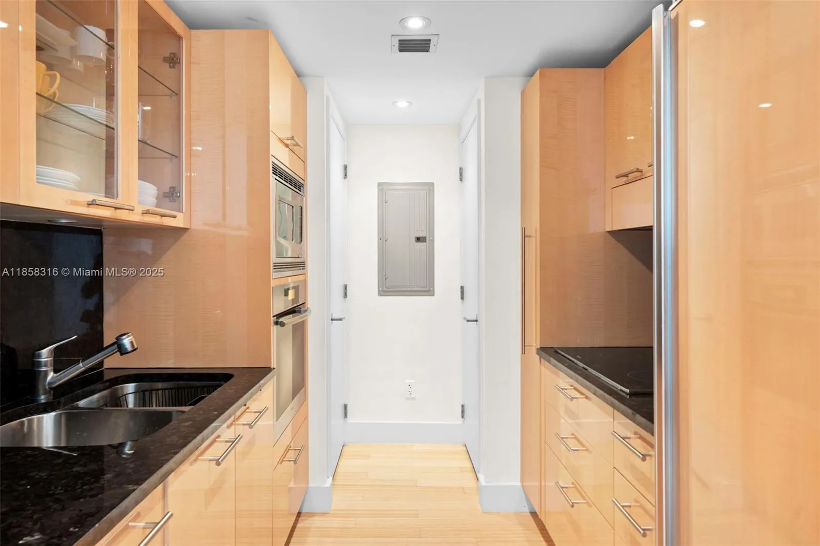 6801 Collins Ave Door1409 (deed 1401), Miami Beach, Miami Beach, Florida 33141, 2 Bedrooms Bedrooms, ,2 BathroomsBathrooms,Residential,For Sale,6801 Collins Ave Door1409 (deed 1401), Miami Beach,A11858316