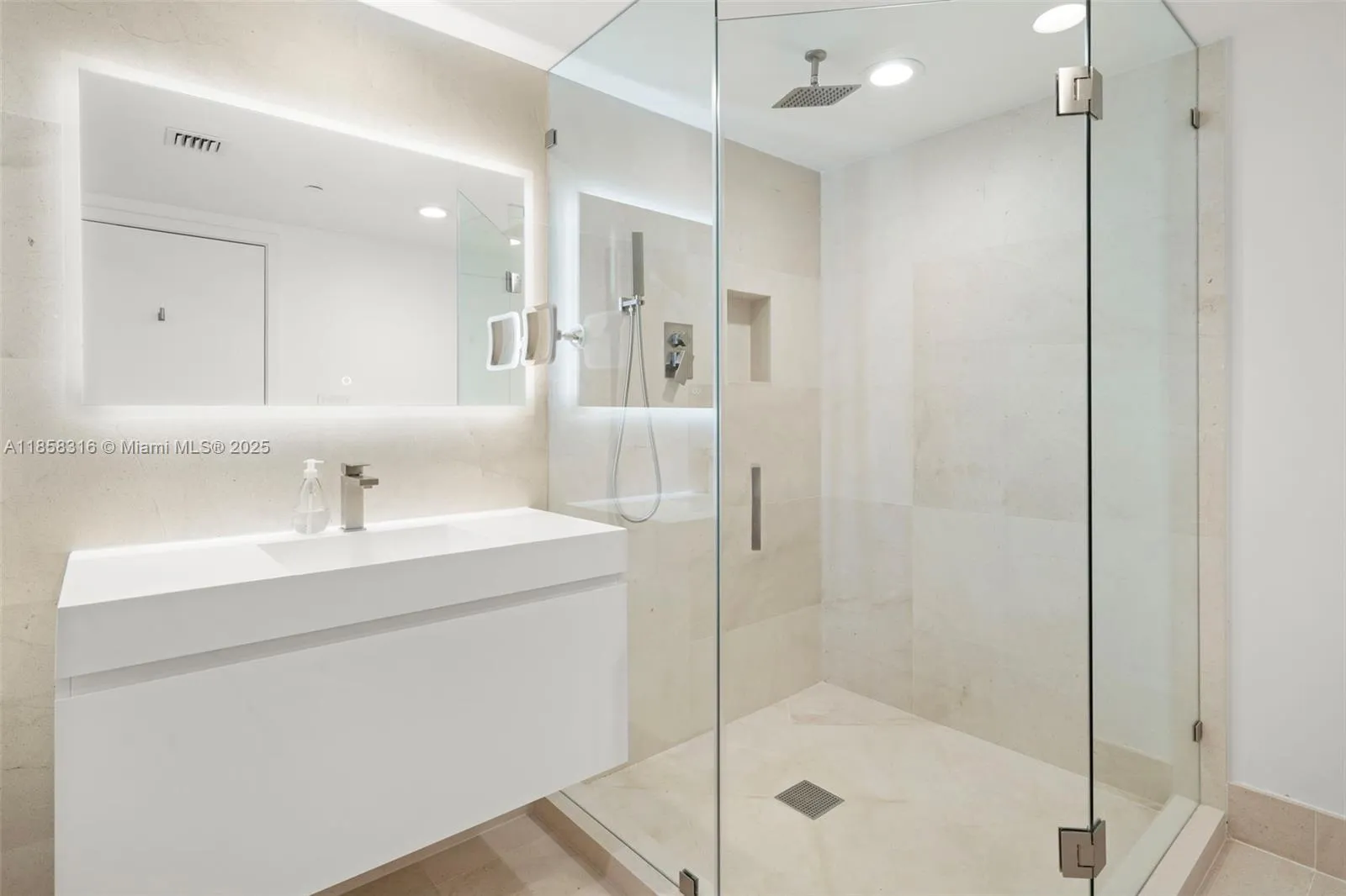 6801 Collins Ave Door1409 (deed 1401), Miami Beach, Miami Beach, Florida 33141, 2 Bedrooms Bedrooms, ,2 BathroomsBathrooms,Residential,For Sale,6801 Collins Ave Door1409 (deed 1401), Miami Beach,A11858316