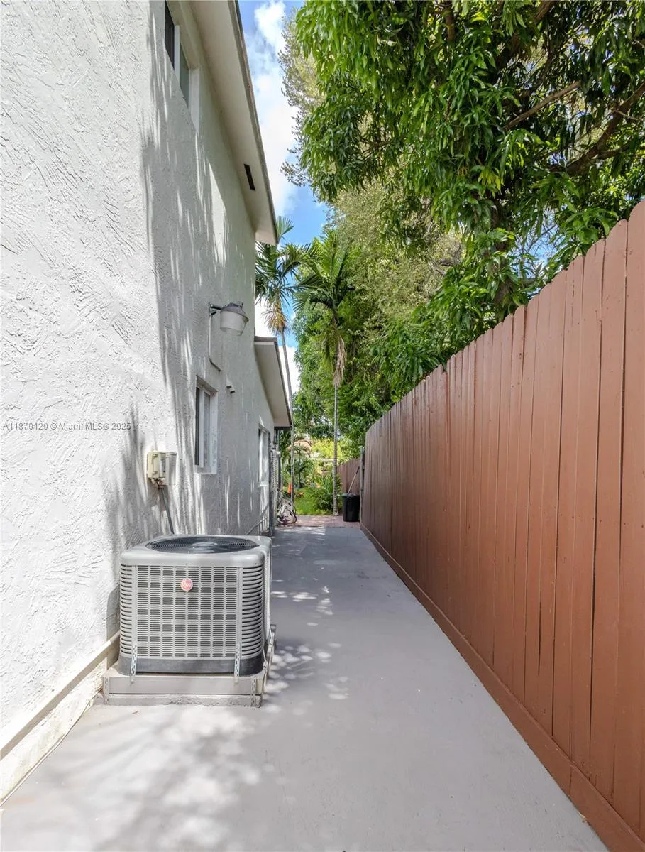 2435 Sw 11th St 9-b, Miami, Florida 33135, Miami, Florida 33135, 3 Bedrooms Bedrooms, ,3 BathroomsBathrooms,Residential,For Sale,2435 Sw 11th St 9-b, Miami, Florida 33135,A11870120