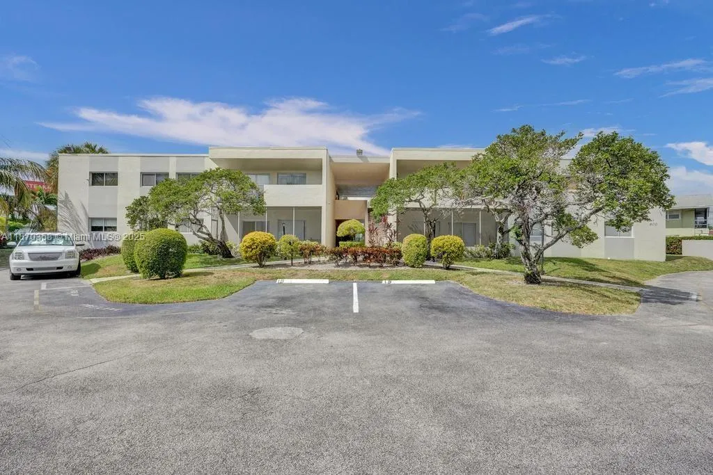 900 Crystal Lake Dr 2b, Deerfield Beach, Florida 3, Deerfield Beach, Florida 33064, 3 Bedrooms Bedrooms, ,2 BathroomsBathrooms,Residential,For Sale,900 Crystal Lake Dr 2b, Deerfield Beach, Florida 3,A11870358