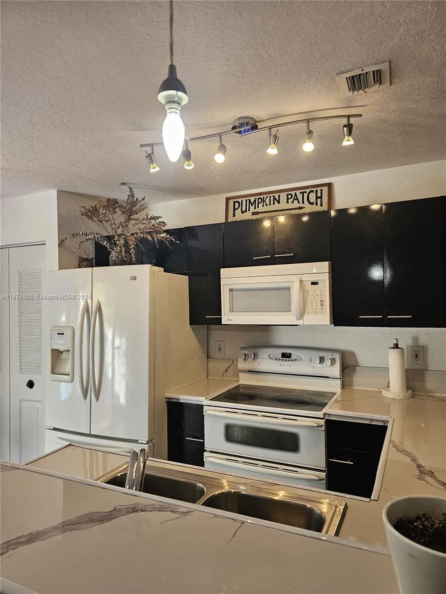 126 Hidden Ct Rd 27-d, Hollywood, Florida 33023, Hollywood, Florida 33023, 3 Bedrooms Bedrooms, ,2 BathroomsBathrooms,Residential,For Sale,126 Hidden Ct Rd 27-d, Hollywood, Florida 33023,A11874000