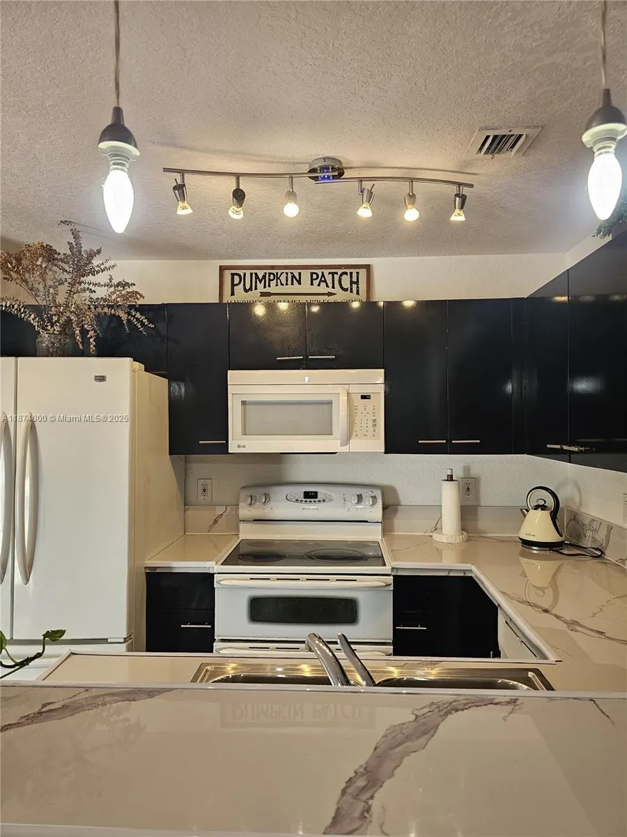 126 Hidden Ct Rd 27-d, Hollywood, Florida 33023, Hollywood, Florida 33023, 3 Bedrooms Bedrooms, ,2 BathroomsBathrooms,Residential,For Sale,126 Hidden Ct Rd 27-d, Hollywood, Florida 33023,A11874000