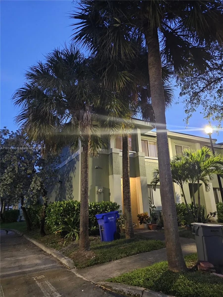 126 Hidden Ct Rd 27-d, Hollywood, Florida 33023, Hollywood, Florida 33023, 3 Bedrooms Bedrooms, ,2 BathroomsBathrooms,Residential,For Sale,126 Hidden Ct Rd 27-d, Hollywood, Florida 33023,A11874000