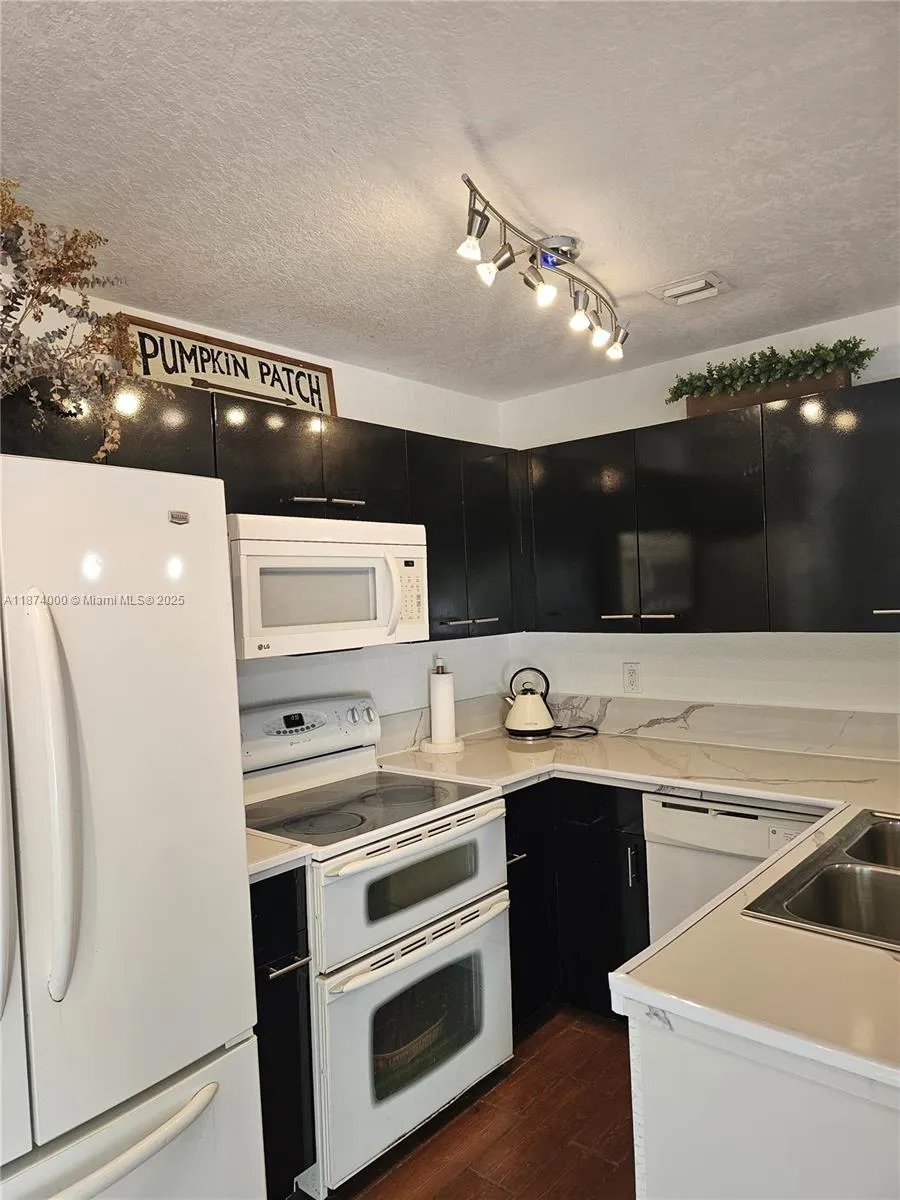 126 Hidden Ct Rd 27-d, Hollywood, Florida 33023, Hollywood, Florida 33023, 3 Bedrooms Bedrooms, ,2 BathroomsBathrooms,Residential,For Sale,126 Hidden Ct Rd 27-d, Hollywood, Florida 33023,A11874000