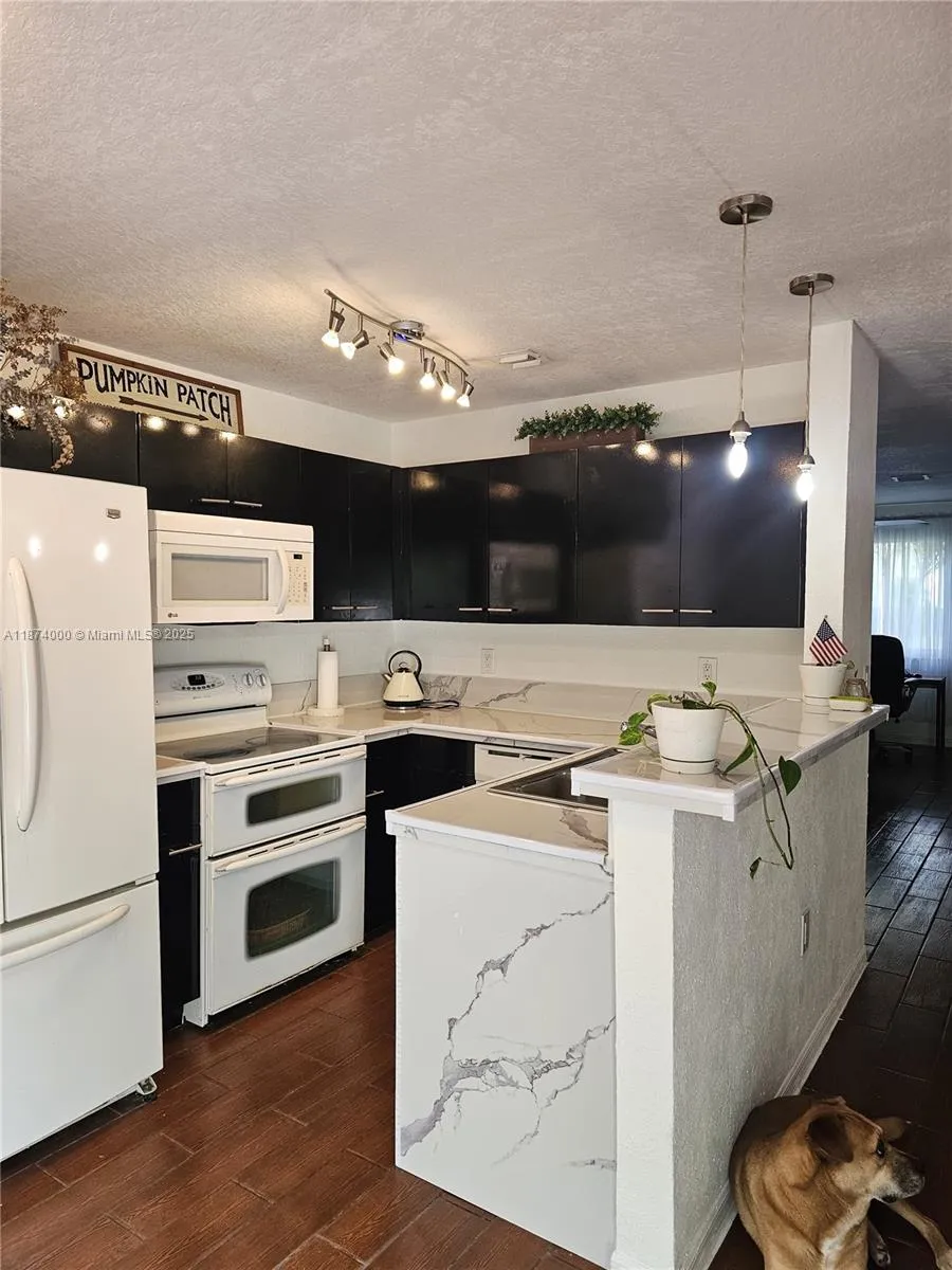 126 Hidden Ct Rd 27-d, Hollywood, Florida 33023, Hollywood, Florida 33023, 3 Bedrooms Bedrooms, ,2 BathroomsBathrooms,Residential,For Sale,126 Hidden Ct Rd 27-d, Hollywood, Florida 33023,A11874000