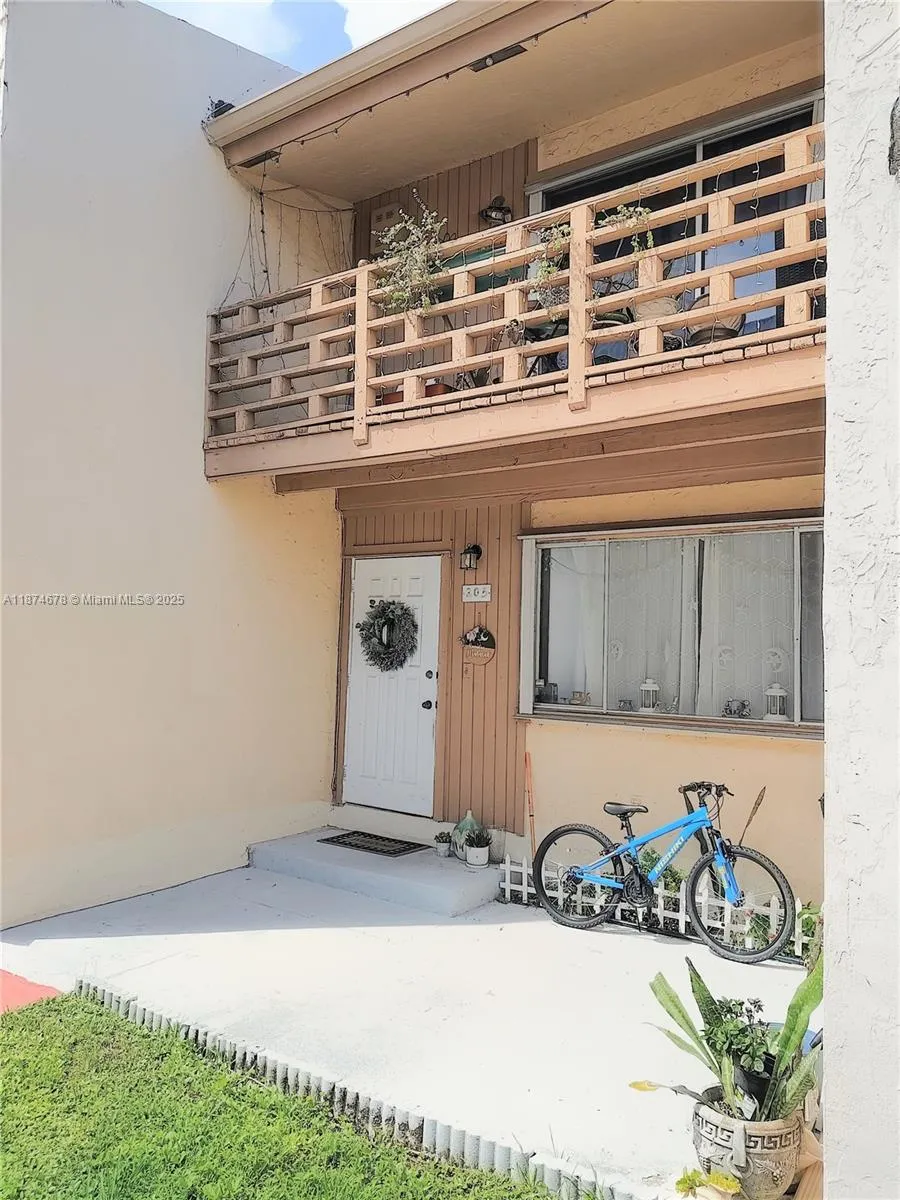 2831 Pierce St 205, Hollywood, Florida 33020, Hollywood, Florida 33020, 2 Bedrooms Bedrooms, ,1 BathroomBathrooms,Residential,For Sale,2831 Pierce St 205, Hollywood, Florida 33020,A11874678