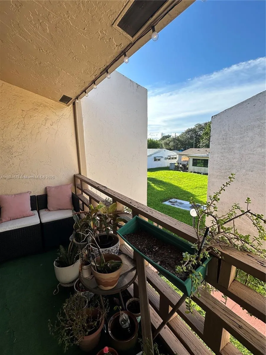 2831 Pierce St 205, Hollywood, Florida 33020, Hollywood, Florida 33020, 2 Bedrooms Bedrooms, ,1 BathroomBathrooms,Residential,For Sale,2831 Pierce St 205, Hollywood, Florida 33020,A11874678