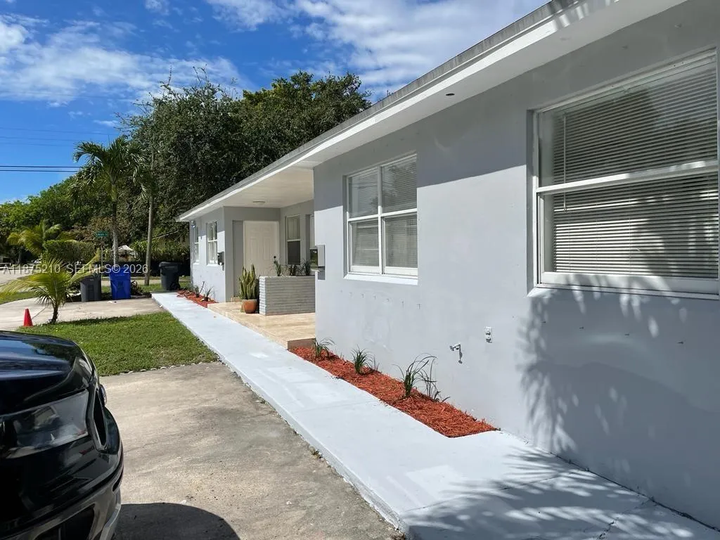 802 N 58th Ave Left, Hollywood, Florida 33021, Hollywood, Florida 33021, 2 Bedrooms Bedrooms, ,2 BathroomsBathrooms,Residential Lease,For Rent,802 N 58th Ave Left, Hollywood, Florida 33021,A11875210