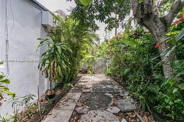 1717 Ne 12th St, Fort Lauderdale, Florida 33304, Fort Lauderdale, Florida 33304, ,Residential Income,For Sale,1717 Ne 12th St, Fort Lauderdale, Florida 33304,A11875467