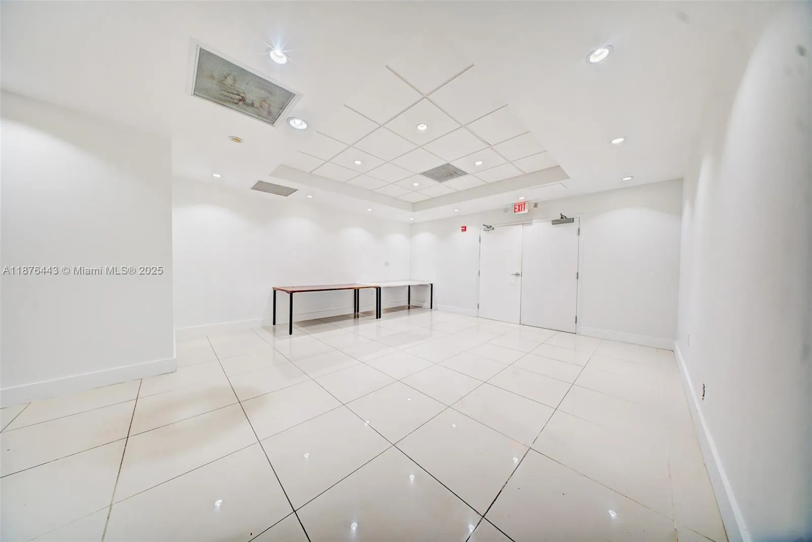 4100 Pine Tree Dr, Miami Beach, Florida 33140, Miami Beach, Florida 33140, ,Commercial Lease,For Rent,4100 Pine Tree Dr, Miami Beach, Florida 33140,A11876443