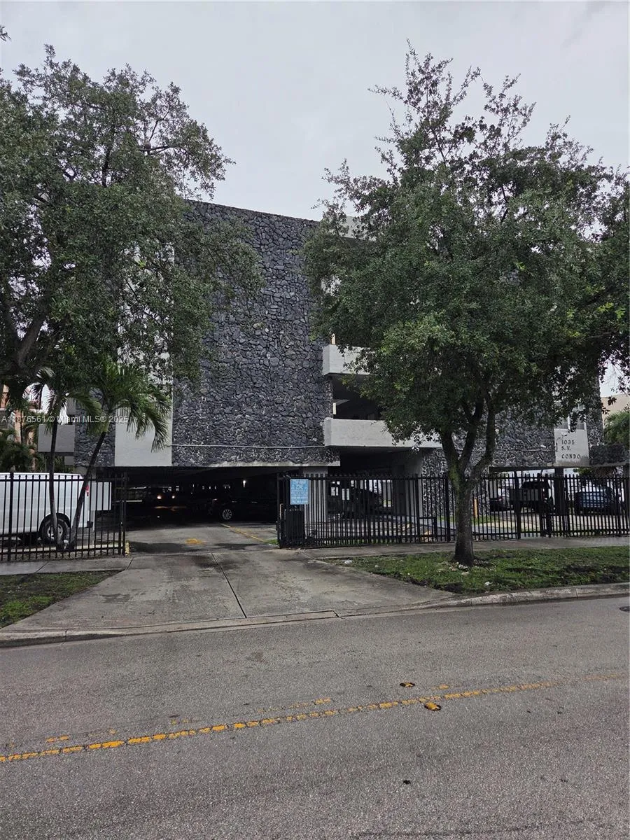 1035 W 77th St 305, Hialeah, Florida 33014, Hialeah, Florida 33014, 2 Bedrooms Bedrooms, ,2 BathroomsBathrooms,Residential,For Sale,1035 W 77th St 305, Hialeah, Florida 33014,A11876561
