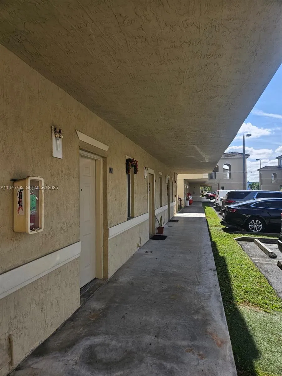 7995 Nw 8th St 103, Miami, Florida 33126, Miami, Florida 33126, 2 Bedrooms Bedrooms, ,2 BathroomsBathrooms,Residential Lease,For Rent,7995 Nw 8th St 103, Miami, Florida 33126,A11876733