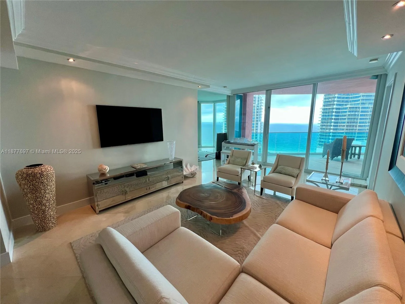 300 S Pointe Dr 2806, Miami Beach, Florida 33139, Miami Beach, Florida 33139, 2 Bedrooms Bedrooms, ,2 BathroomsBathrooms,Residential Lease,For Rent,300 S Pointe Dr 2806, Miami Beach, Florida 33139,A11877697
