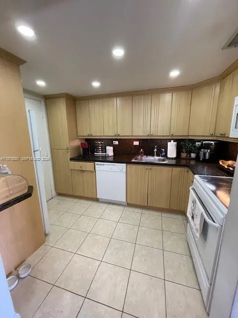 8107 Sw 72nd Ave 423e, Miami, Florida 33143, Miami, Florida 33143, 2 Bedrooms Bedrooms, ,2 BathroomsBathrooms,Residential,For Sale,8107 Sw 72nd Ave 423e, Miami, Florida 33143,A11879881