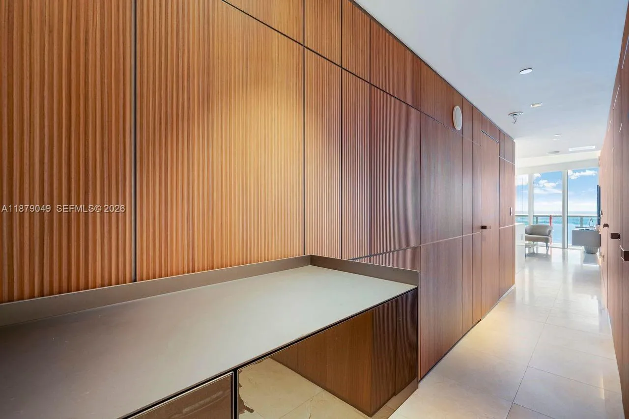 Distinctive aesthetic Noce Sahara wood finish (Sahara Walnut in Italian).