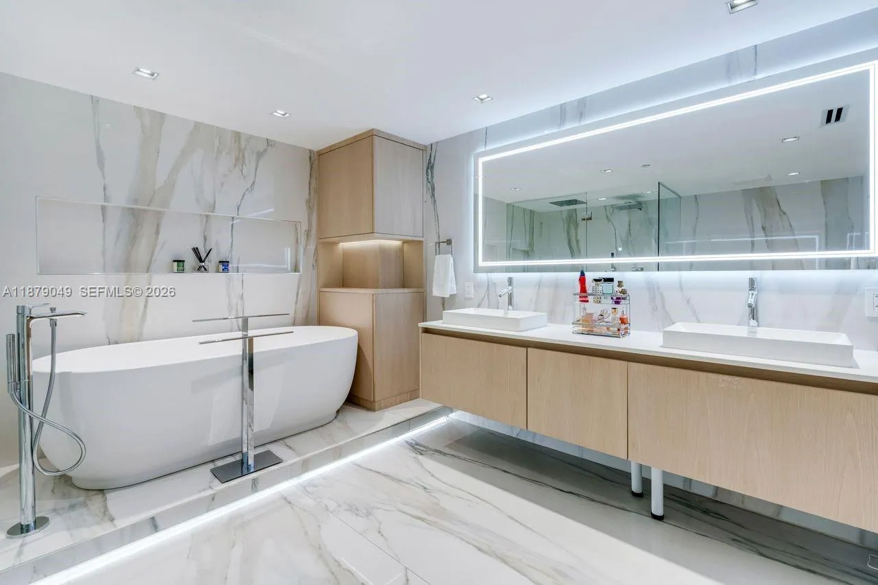 465 Brickell Ave 4801, Miami, Florida 33131, Miami, Florida 33131, 3 Bedrooms Bedrooms, ,2 BathroomsBathrooms,Residential,For Sale,465 Brickell Ave 4801, Miami, Florida 33131,A11879049